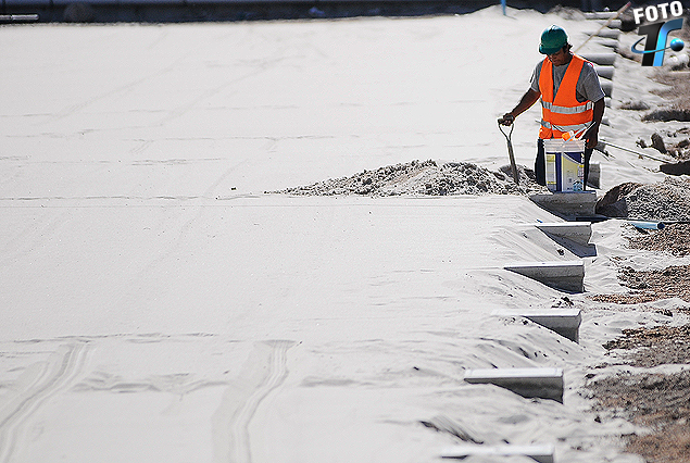 El intenso trabajo en el Estadio de Peñarol y la cancha que avanza al sembrado. 