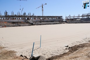 El paquete drenante sobre el campo de juego rumbo al césped que se viene. 