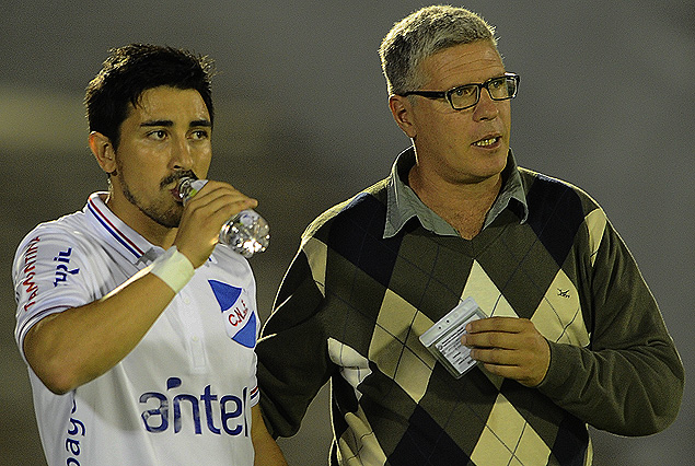 Jorge Fucile conversa con el entrenador Alvaro Gutiérrez. Volvió a jugar.