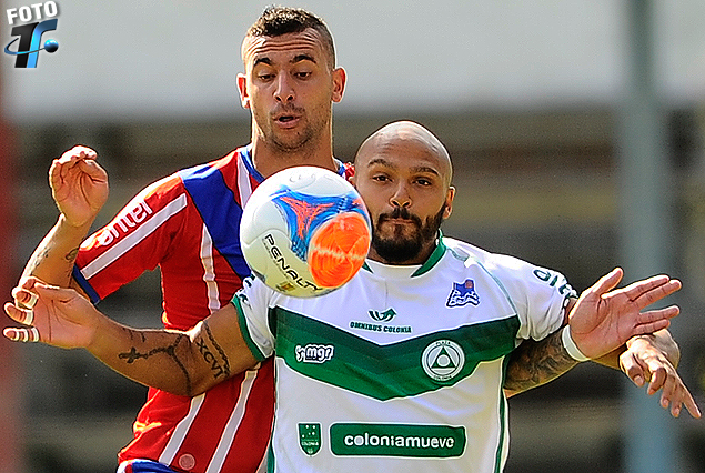 Pablo Gutiérrez y Maximiliano Freitas disputan el balón