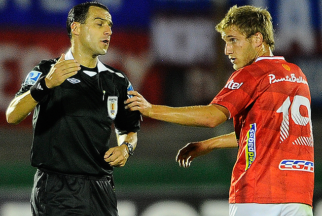 Esteban Ostojich conversa con Federico Laens por la confusión en su cambio.