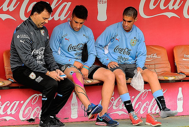 EN SANIDAD: Richard López atiende a Erick Cabaco y Facundo Mallo. 