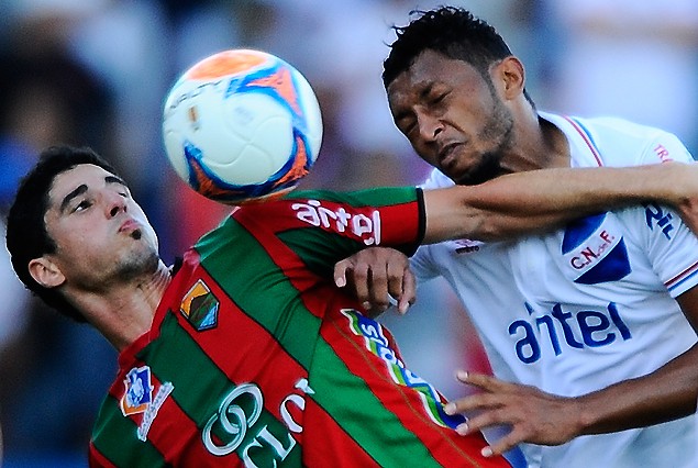 El rojiverde Luis Machado y el colombiano Carlos Valdez en la pelea de arriba.