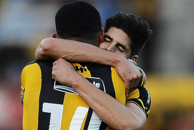 El abrazo de Emilio Mac Eachen y Sebastián Píriz en el primer gol. 