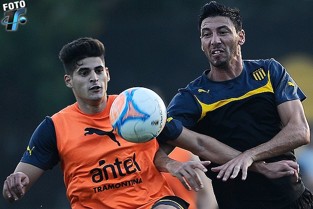 El zaguero Emilio Mac Eachen corre a la marca de Juan Manuel Olivera, autor de dos goles y figura de la práctica de fútbol de este jueves en Los Aromos.