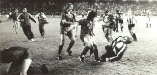 Maradona  a Miguel A Sola en  la final de Copa del Rey 1984.