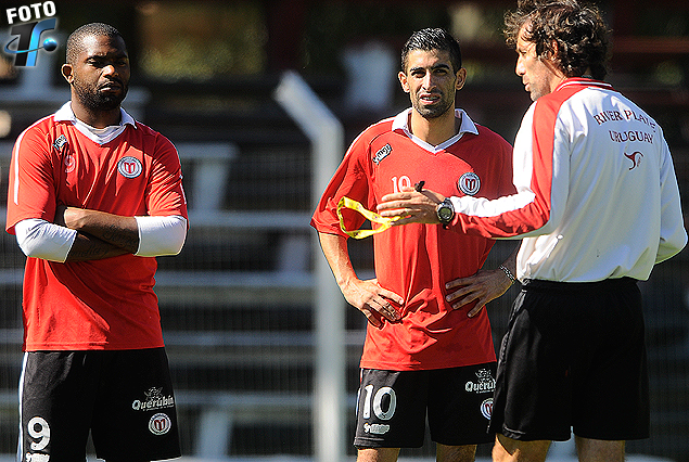 Guillermo Almada en el Saroldi con los delanteros "Morro" García y Michael Santos, de punta a Peñarol.