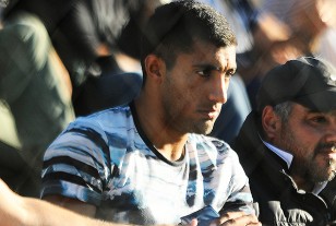 Maxi Olivera, siempre local en el Parque Viera. El bohemio fue espectador privilegiado del partido.