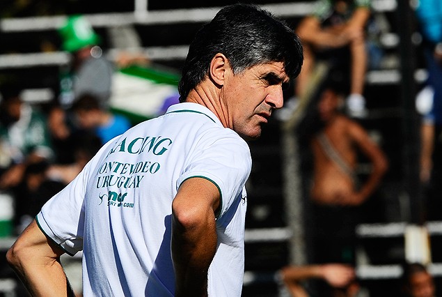 Santiago Ostolaza, el técnico de Racing, en su debut con derrota.