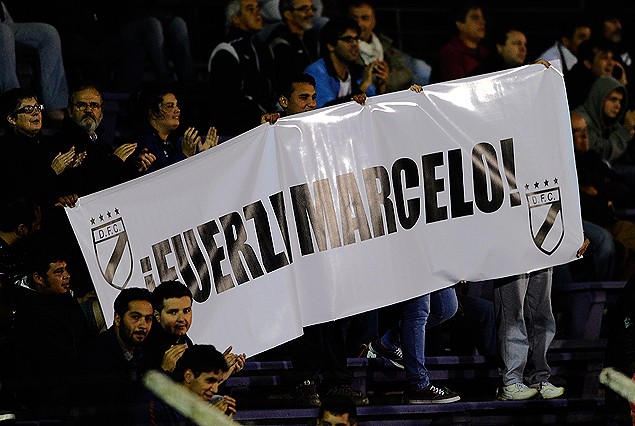 La pancarta en apoyo a Marcelo Tabárez que apareció en la tribuna.