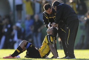 Sebastìán Píriz es socorrido por la sanidad tras sufrir un corte en arco superciliar derecho.
