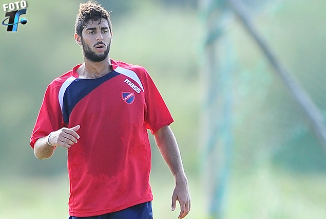 Hernán Petrick a la cancha en Atenas, el domingo frente a Peñarol.