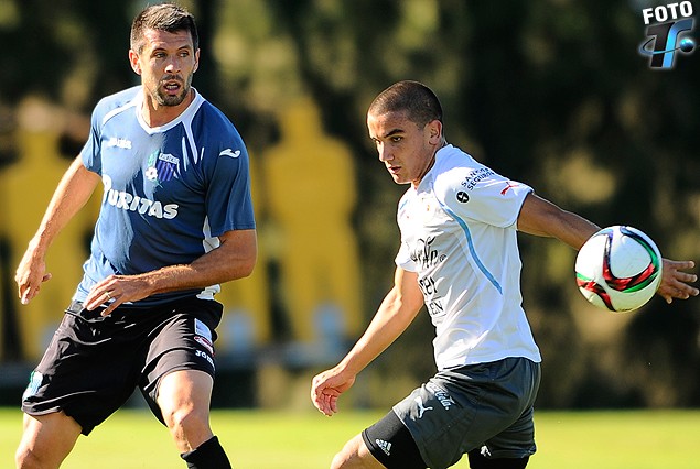 Mauro Arambarri maniobra con la pelota ante la atenta mirada de Paulo Pezzolano.
