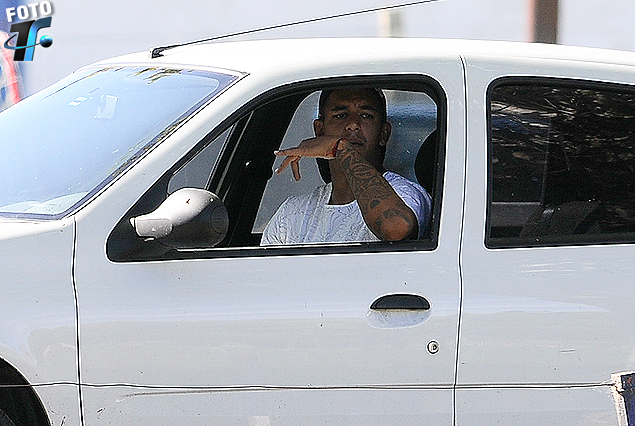 Diego Polenta siguió el entrenamiento de los compañeros en su automóvil el miércoles en Los Céspedes.