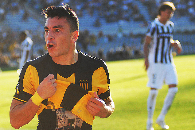 "Japo" Rodríguez en el golazo, el segundo de Peñarol, clave en la victoria 2:1 a Wanderers.