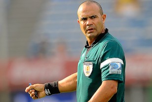 El árbitro Oscar Rojas lució brazalete blanco en señal de luto por el deceso de Ramón Barreto.