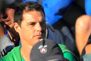 Adrián "Hueso" Romero en la tribuna.