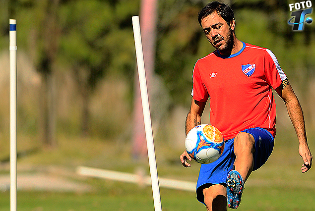 Alvaro Recoba, el "Chino" y la pelota el martes en Los Céspedes, clásico tricolor rumbo a la vuelta.