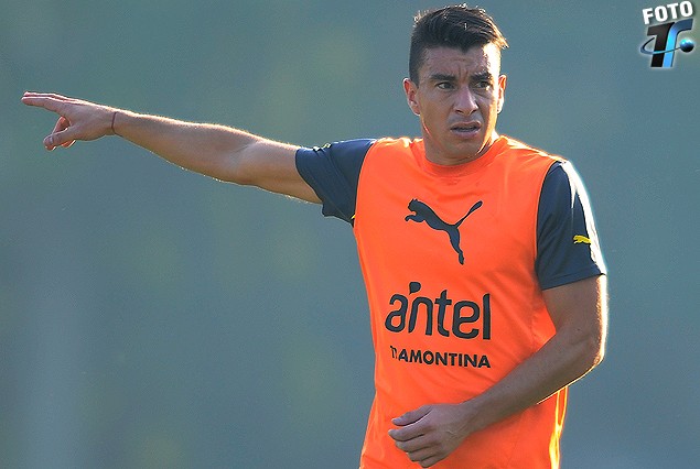 "Japo" extiende su brazo derecho y marca posición en la práctica de fútbol.