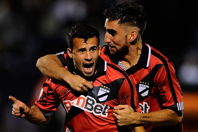 Leandro Sosa se llena la boca de gol en la celebración del golazo que anotó. Matías Castro lo abraza y acompaña en el festejo.