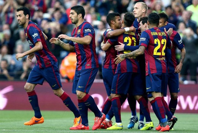 Luis Suárez en medio de los festejos del Barcelona.