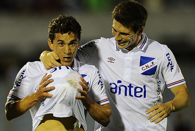 Sebastián Fernández festejó el cuarto con la pelota debajo de la camiseta y Santiago Romero en la alegría de los tricolores.