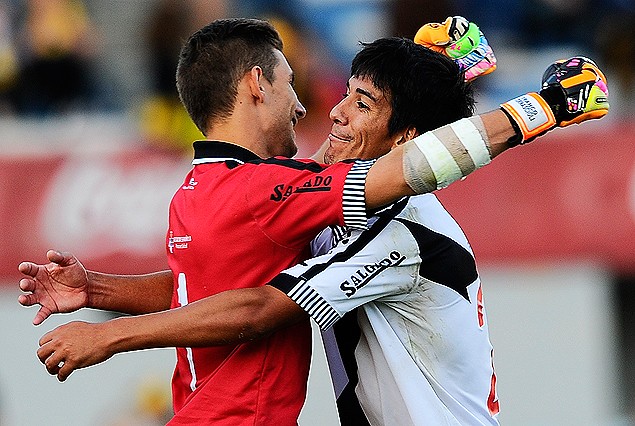 Franco Torgnascioli y Hamilton Pereira en el abrazo triunfal. Figuras de Danubio.