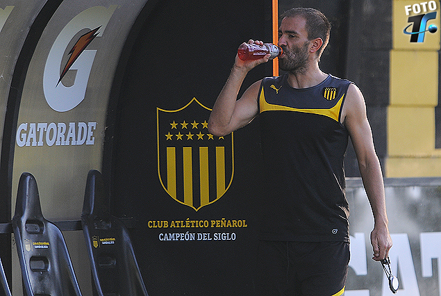 Carlos Valdez se hidrata en el simple trabajo físico que cumplió cronómetro en mano.