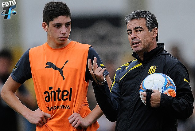Federico Valverde escucha atentamente las indicaciones de Pablo Bengoechea, este martes en Los Aromos.