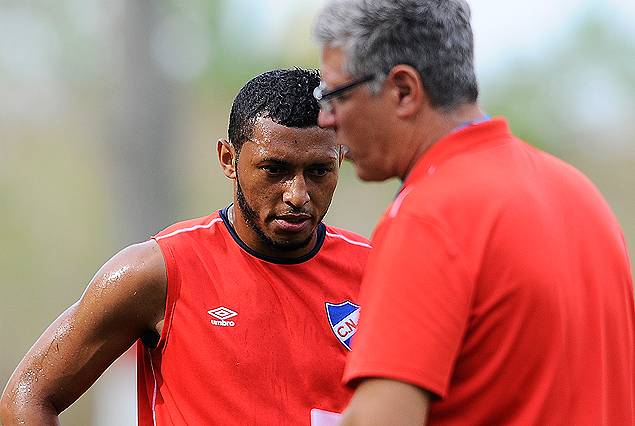 El colombiano Carlos Valdes y el técnico, Alvaro Gutiérrez, en la previa a Nacional - Wanderers. 