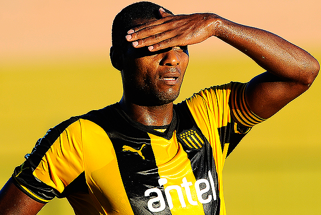 Marcelo Zalayeta es la imágen en el Campus de Maldonado, con la punta perdida y el horizonte complicado.