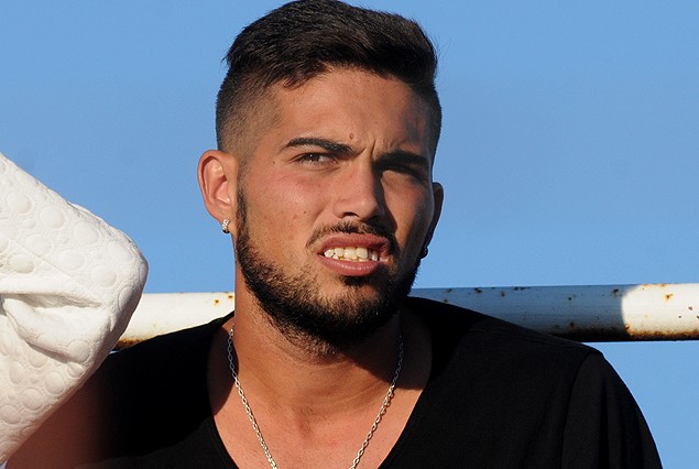 Nicolás Albarracín lo mira desde afuera ante Fénix. 