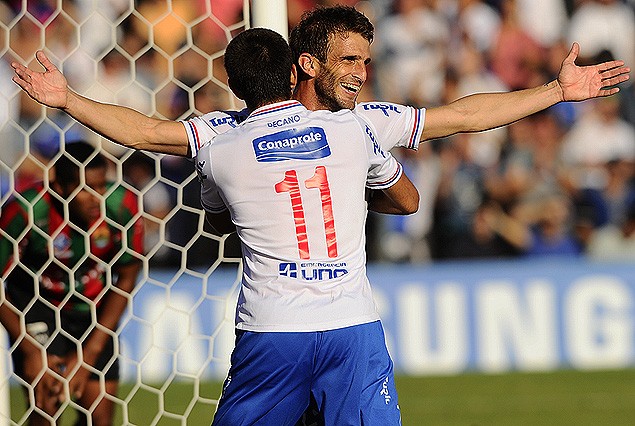 Iván Alonso, el goleador, en el grito de gol, el tercero, con Leandro Barcia.