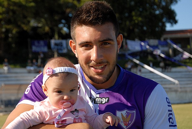 Felicidad completa de Cavallini por su pequeña hija y por haber anotado el primer gol del partido. 