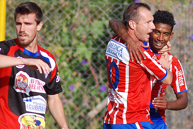 El colombiano César Taján, festeja su primer gol con la camiseta de Central Español.
