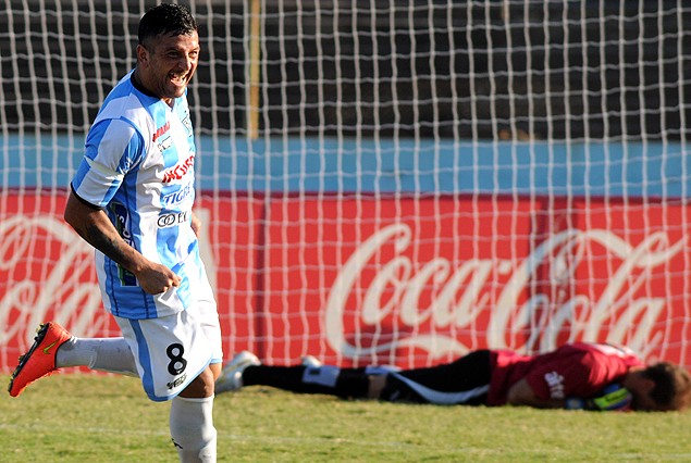 Aníbal Hernández festeja el segundo gol de Cerro. 