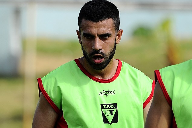 Cristian Maciel lo mira desde afuera. 