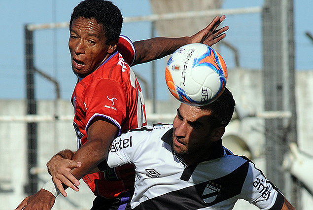 Juan Álvez despeja ante el asedio de Matías Casttro