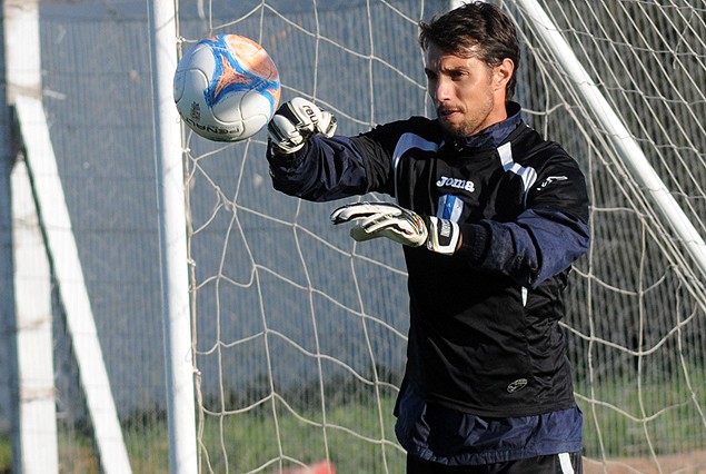 Fabián Carini en el arco de Juventud, la solidez del equipo empieza por el arquero. 