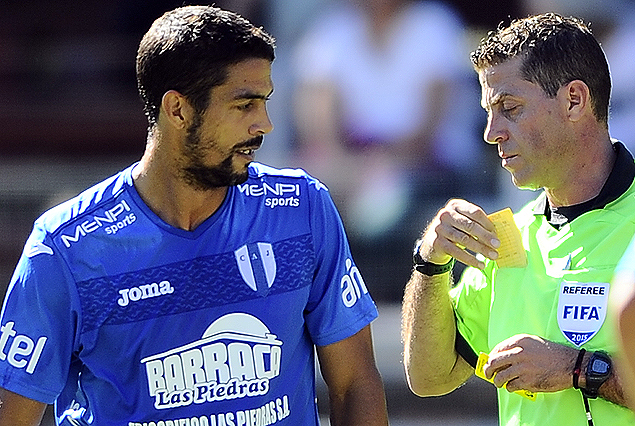 Fernando Machado, en el momento que Fernando Falce le muestra tarjeta amarilla, la quinta.
