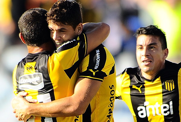 El abrazo de Gabriel Leyes y Luis Aguiar con "Japo" Rodríguez llegando al festejo. 