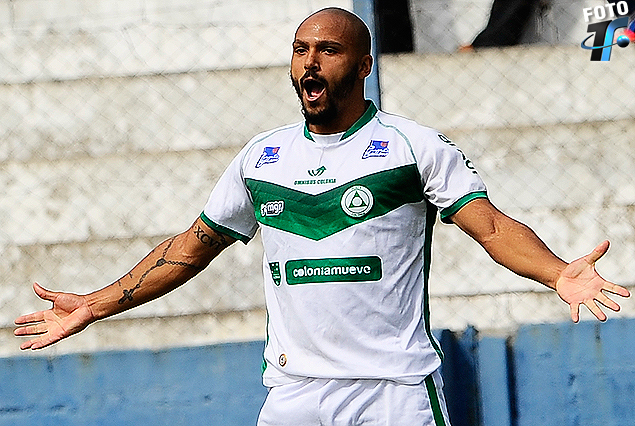 Maximiliano Freitas festeja su segundo gol