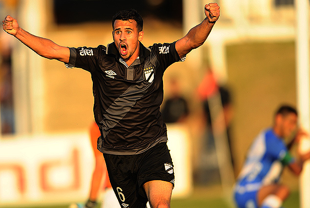 Leandro Sosa en el grito de gol de Danubio a la punta del Torneo Clausura.