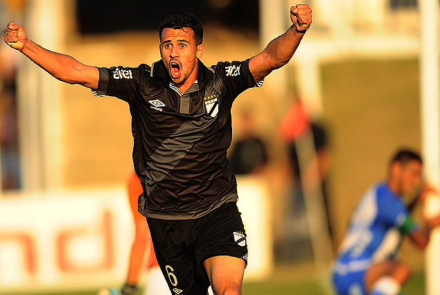 Leandro Sosa en el grito de gol de Danubio a la punta del Torneo Clausura.