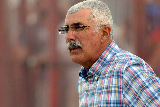 Manuel Keosseian, entrenador de los rojos, que licencian al menos a cuatro futbolistas.