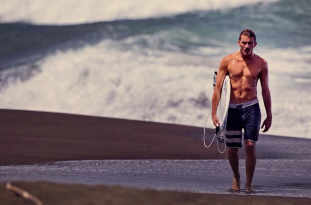 Lucas Madrid buscará el pasaje a cuarta ronda en las olas tubulares de Ecuador.