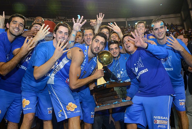 LA CUARTA CORONA. Los jugadores de Malvín en pleno festejo del nuevo título. El azul de la Playa es el más ganador de la historia de la Liga con 4 títulos. 