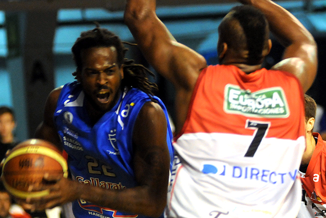 Newsome marcado por Kevin Young