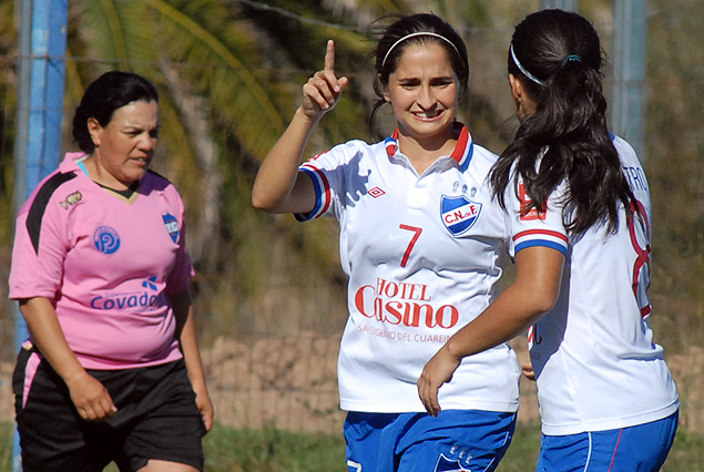 Las chicas de Nacional festejan. Le ganaron 1:0 a Progreso Misses.