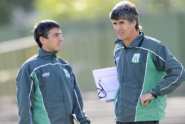 Adrián Sarkisian y Santiago Ostolaza en plena planificación del partido ante Nacional.